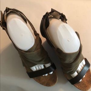 Kenneth Cole woman’s sandals